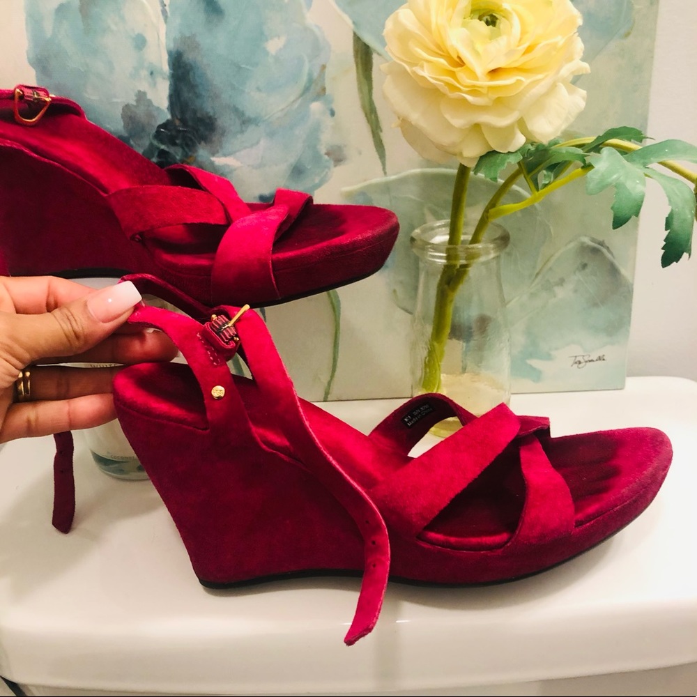 Women’s platform sandals size71/2 w Fushia color